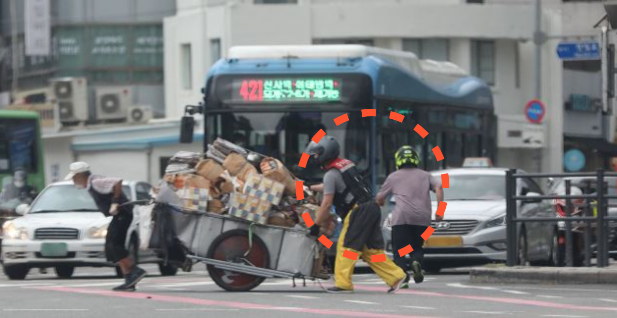 4일 오후 서울 신설동역 오거리 교차로에서 리어카를 끌고 횡단하던 한 노인이 경사로 인해 후방으로 끌려내려가자 인근을 지나던 오토바이 운전자들이 한달음에 오토바이를 두고 달려와 리어카를 함께 밀어주고 있는 모습.
