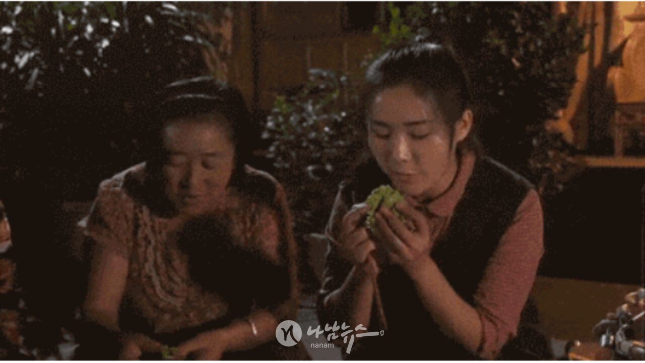 중국 유튜버가 삼겹살을 소개하는 장면/사진=유튜브