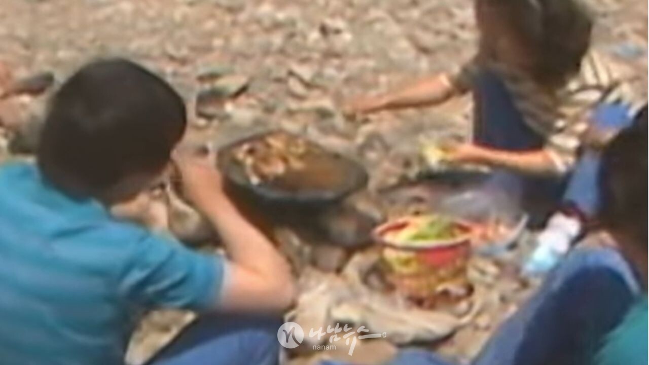 1980년대 계곡에서 삼겹살을 먹는 모습.