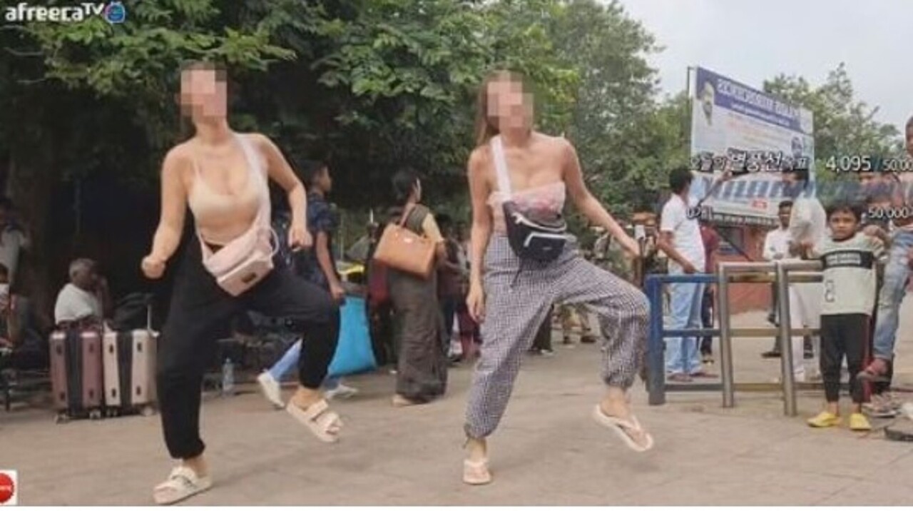 인도 현지인 남성들 앞에서 섹시댄스를 추는 B씨 / 사진=아프리카TV 박수박 갈무리