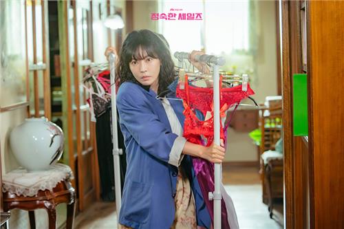 '정숙한세일즈' 인기에 성인용품 판매 '쑥'…"폭죽 터지나요?"[연합뉴스]