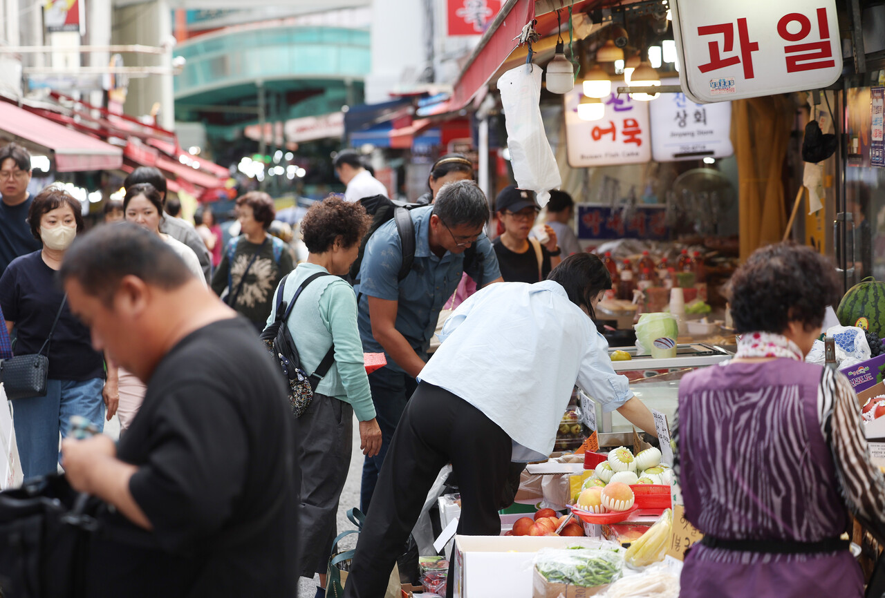 소비심리 8년 만에 최고…"관세협상 타결·3분기 성장률 덕분"[연합뉴스]