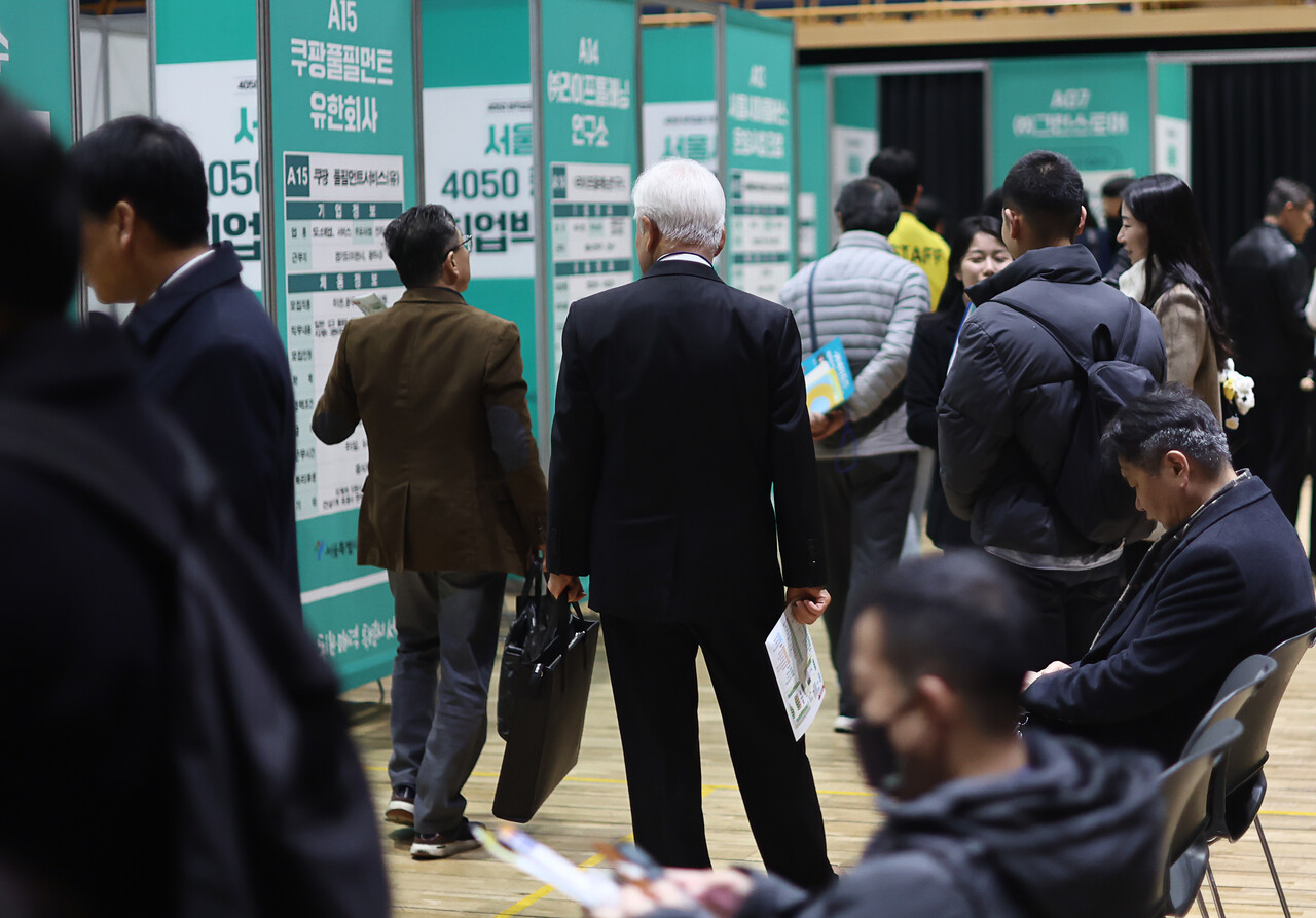 IMF "정년 65세땐 연금수급 68세로 늦춰야…임금구조도 고쳐야"[연합뉴스]