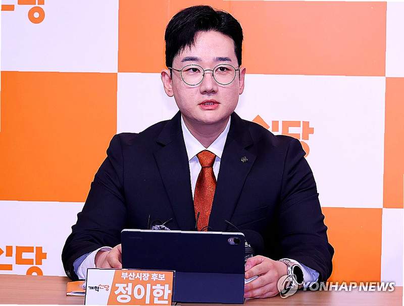 개혁신당 부산시장 후보 '음료 피격 조작' 논란…경찰 캠프 압수수색 (종합)
